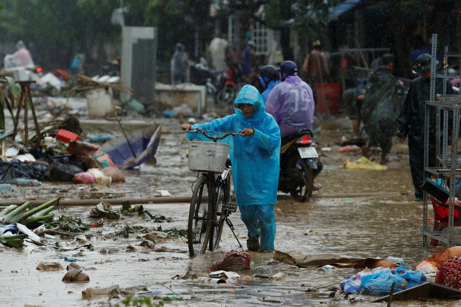 Soldados de Vietnam ayudan con la limpieza de escombros causados ​​por las inundaciones del tifón Damrey en la antigua ciudad de Hoi An, Vietnam, patrimonio de la UNESCO