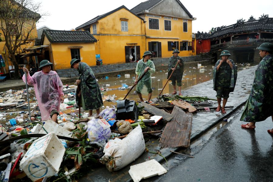 Soldados de Vietnam ayudan con la limpieza de escombros causados ​​por las inundaciones del tifón Damrey en la antigua ciudad de Hoi An, Vietnam, patrimonio de la UNESCO