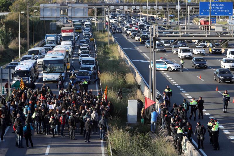 Los piquetes provocan cortes en una treintena de carreteras catalanas 