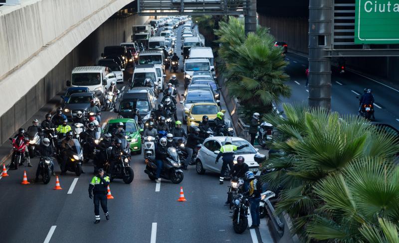 Los piquetes provocan cortes en una treintena de carreteras catalanas 