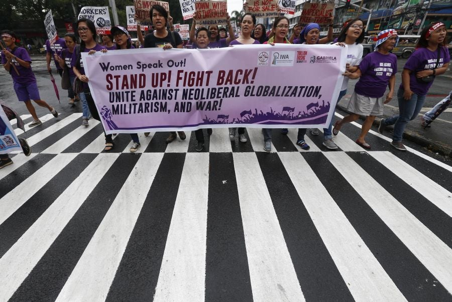 Mujeres del grupo Gabriela encabezaron la manifestación contra la visita del presidente estadounidense Donald Trump a Filipinas, con motivo de la cumbre de la Asociación de Naciones del Sudeste Asiático (ASEAN) en Manila