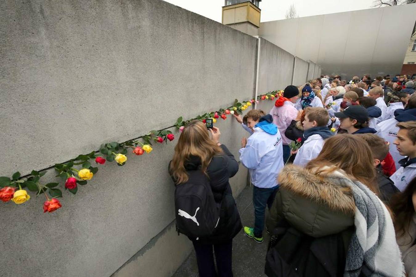 Rosas y velas recordaron este jueves a las 327 personas que murieron en la frontera interalemana cuando intentaban huir a Occidente