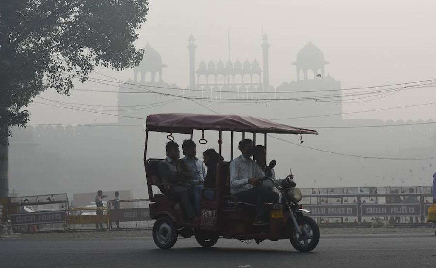 La capital de India, Nueva Delhi se encuentra cubierta por una niebla de contaminación. Esta situación se extiende por toda la zona norte del país y ha provocado el cierre de escuelas, estaciones de tren y aeropuertos. La nube, además, ha obligado a la gente a mantenerse en sus casas o salir a la calle con mascarilla.