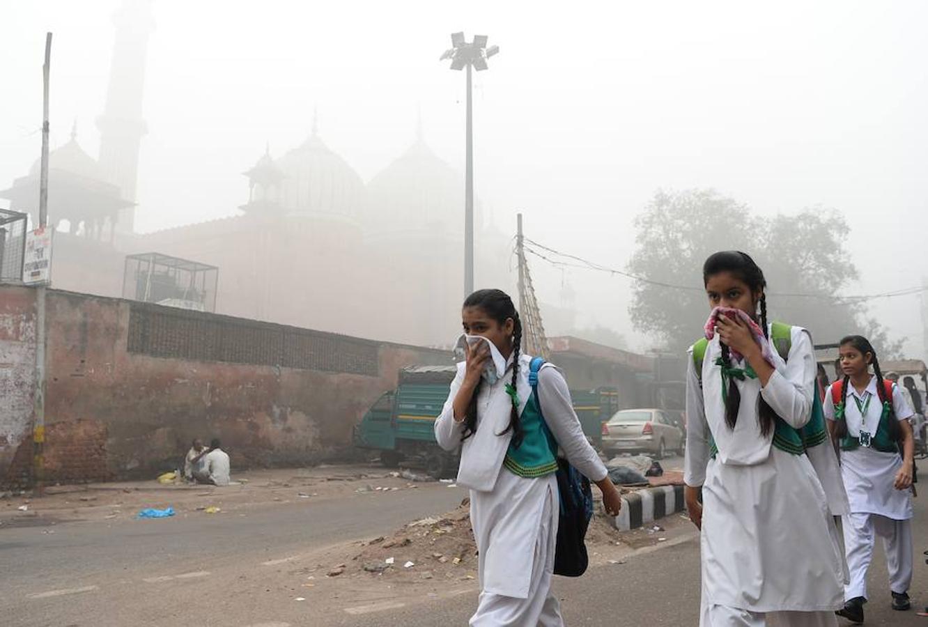La capital de India, Nueva Delhi se encuentra cubierta por una niebla de contaminación. Esta situación se extiende por toda la zona norte del país y ha provocado el cierre de escuelas, estaciones de tren y aeropuertos. La nube, además, ha obligado a la gente a mantenerse en sus casas o salir a la calle con mascarilla.