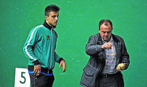 Jon Ander Peña con su padre, José Luis, que ejercerá de botillero, prueban las pelotas durante la elección de material del Labrit.