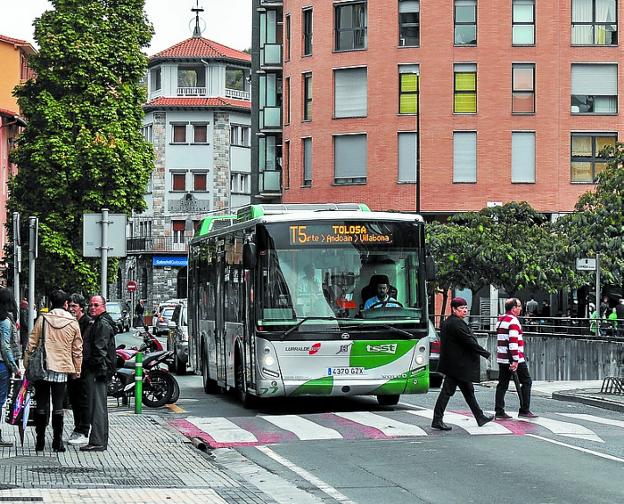 Un autobús de la línea SS-Tolosa en su recorrido por Andoain.