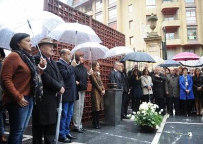 Imagen secundaria 1 - Ofrendas en las Juntas Generales de Gipuzkoa, el Parlamento Vasco e Irun.