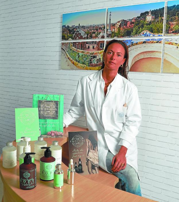 Emociones descodificadas, belleza encerrada en frascos. Gisella, con toda una gama de esencias, hidrolatos, aceites y terapias florales.