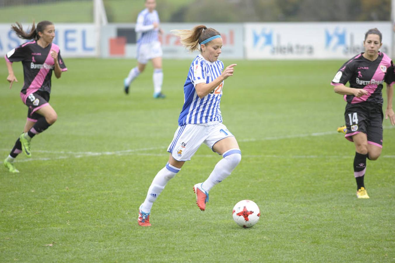 El partido de la novena jornada de la liga femenina de primera división se ha jugado este domingo a las 12.00 horas en Zubieta. El equipo txuriurdin ha vencido a su rival 3-0 en casa.
