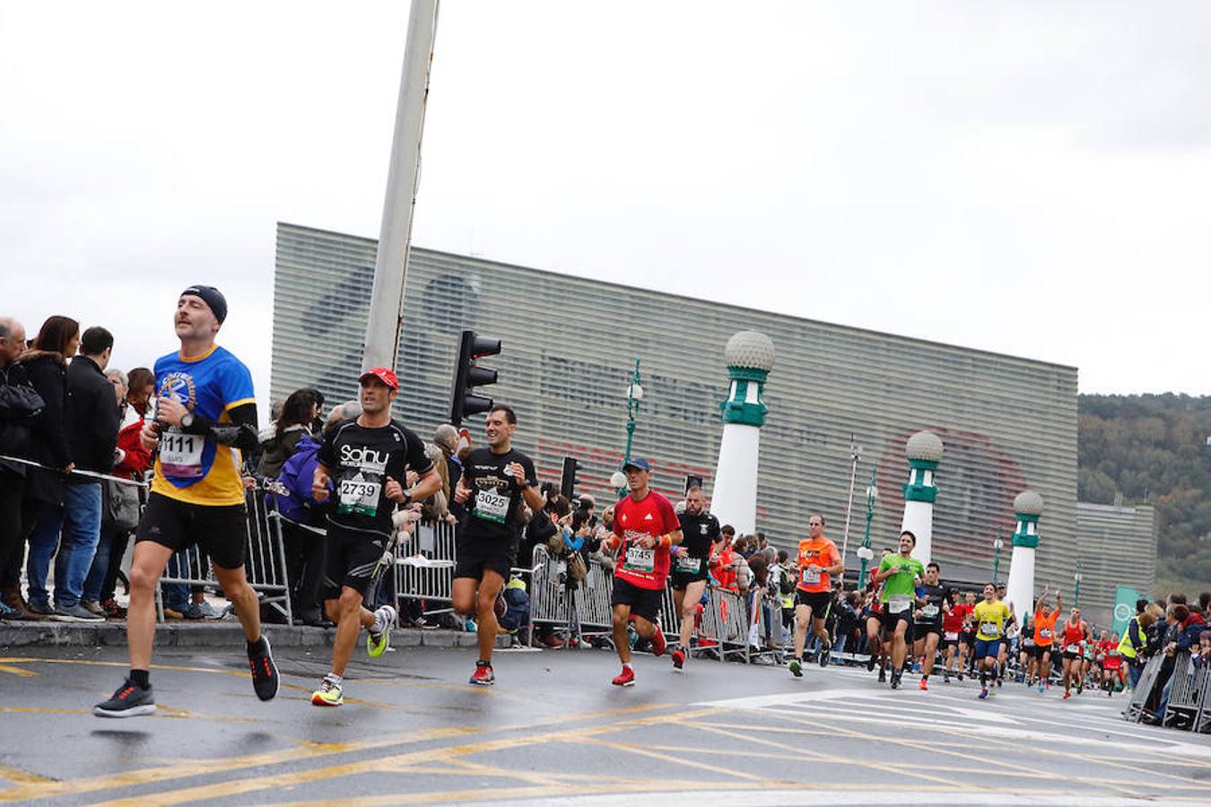 La carrera oficial ha comenzado a las 10.15 y en menos de una hora ya han comenzado a llegar los corredores a la zona del Kursaal.