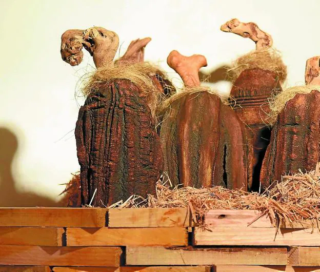 Imágenes de varias piezas realizadas por los alumnos de Arantza Munita. Arriba, la escultora durante su homenaje en Aranburu.
