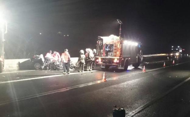 Imagen principal - Dos muertos en Irun en una colisión entre un coche y un camión