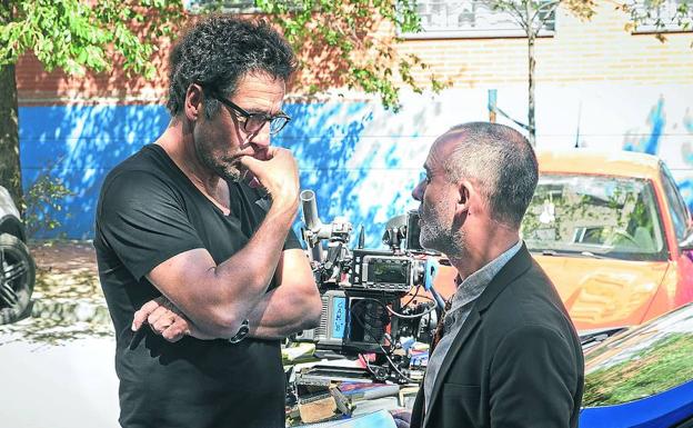 Daniel Écija da instrucciones al actor Javier Gutiérrez durante el rodaje de ‘Estoy vivo’.