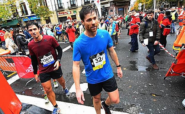 Imagen principal - Las llegadas, por separado, de Xabi Alonso y Álvaro Arbeloa.