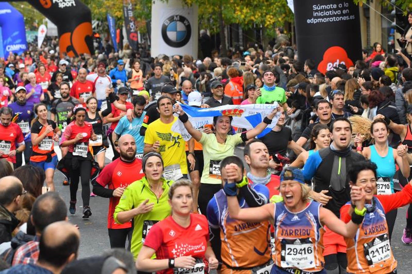 Gran ambiente en la línea de meta de la Behobia San Sebastian 