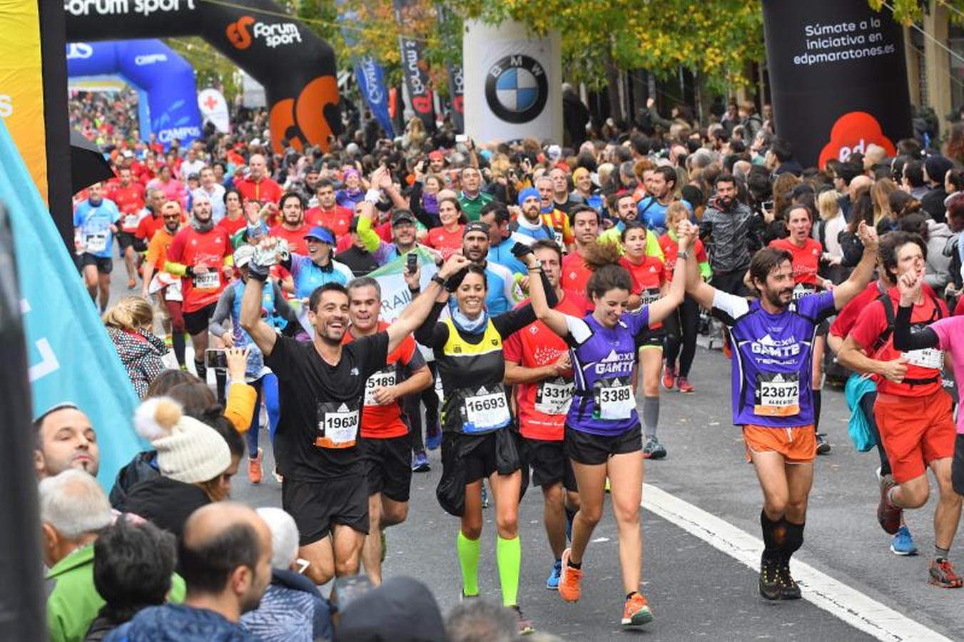 Gran ambiente en la línea de meta de la Behobia San Sebastian 