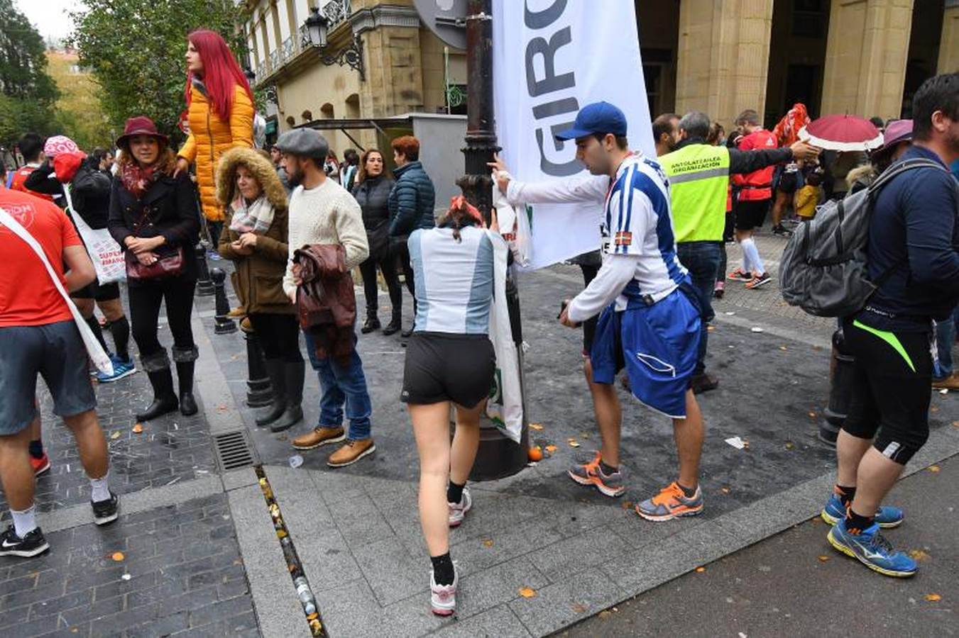 Gran ambiente en la línea de meta de la Behobia San Sebastian 