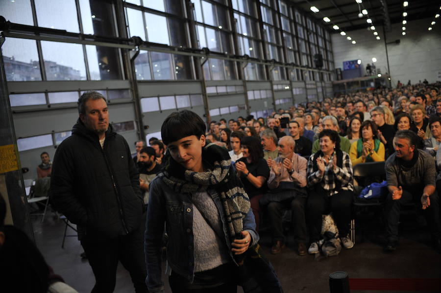 Durangoko saioan egindako argazkiok ederki erakusten dute nolako kontzentrazio-ariketa egin behar duten bertsolariek mikroaren aurrean jartzea tokatzen zaienean daukaten onena emateko