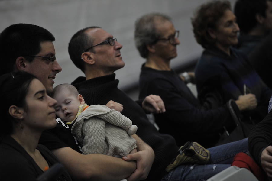 Durangoko saioan egindako argazkiok ederki erakusten dute nolako kontzentrazio-ariketa egin behar duten bertsolariek mikroaren aurrean jartzea tokatzen zaienean daukaten onena emateko