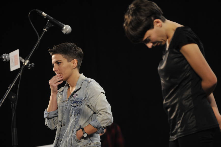 Durangoko saioan egindako argazkiok ederki erakusten dute nolako kontzentrazio-ariketa egin behar duten bertsolariek mikroaren aurrean jartzea tokatzen zaienean daukaten onena emateko