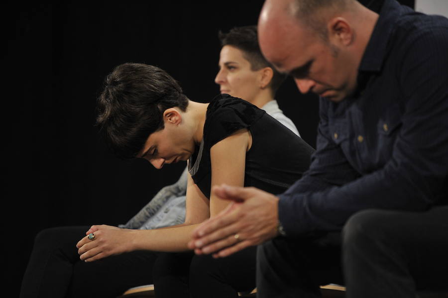 Durangoko saioan egindako argazkiok ederki erakusten dute nolako kontzentrazio-ariketa egin behar duten bertsolariek mikroaren aurrean jartzea tokatzen zaienean daukaten onena emateko