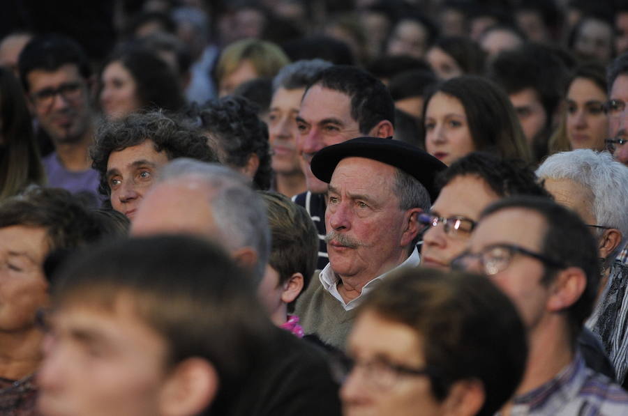 Durangoko saioan egindako argazkiok ederki erakusten dute nolako kontzentrazio-ariketa egin behar duten bertsolariek mikroaren aurrean jartzea tokatzen zaienean daukaten onena emateko