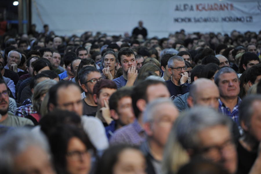 Durangoko saioan egindako argazkiok ederki erakusten dute nolako kontzentrazio-ariketa egin behar duten bertsolariek mikroaren aurrean jartzea tokatzen zaienean daukaten onena emateko