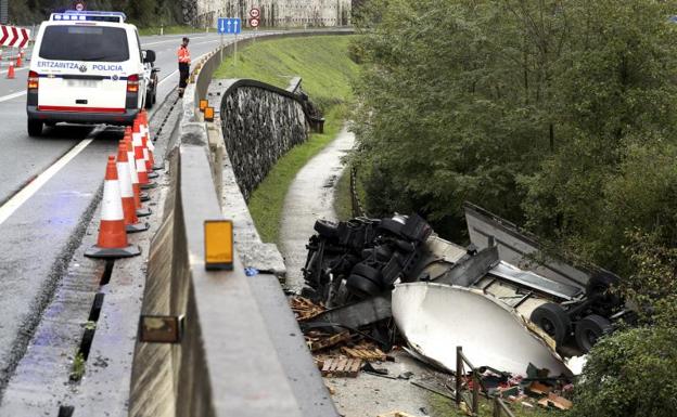 Dos personas fallecieron y otras tres resultaron heridas en un accidente entre un turismo y un camión en la N-121 A, a la altura de Irún.