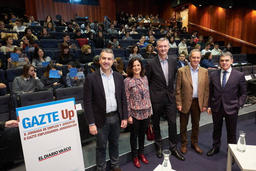 La consejera de Empleo y Políticas Sociales del Gobierno Vasco, Beatriz Artolazabal, ha participado este lunes en la jornada 'Gazte Up', organizada por EL DIARIO VASCO, dedicada al empleo juvenil y que se ha celebrado en el Aquarium de San Sebastián