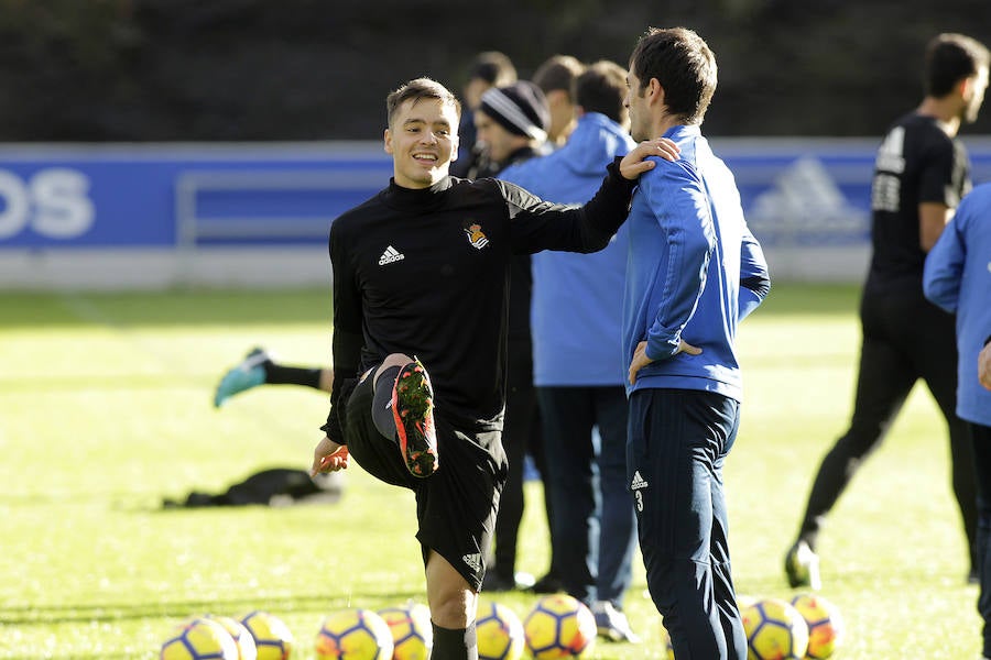 Tras dos días y medio de descanso, la Real Sociedad ha retomado en Zubieta los entrenamientos con una liviana sesión de apenas una hora de duración en la que han faltado los siete jugadores realistas concentrados con sus respectivas selecciones. Por el contrario, también se han ejercitado con el primer equipo los jugadores del Sanse Gorosabel y Gorostidi.