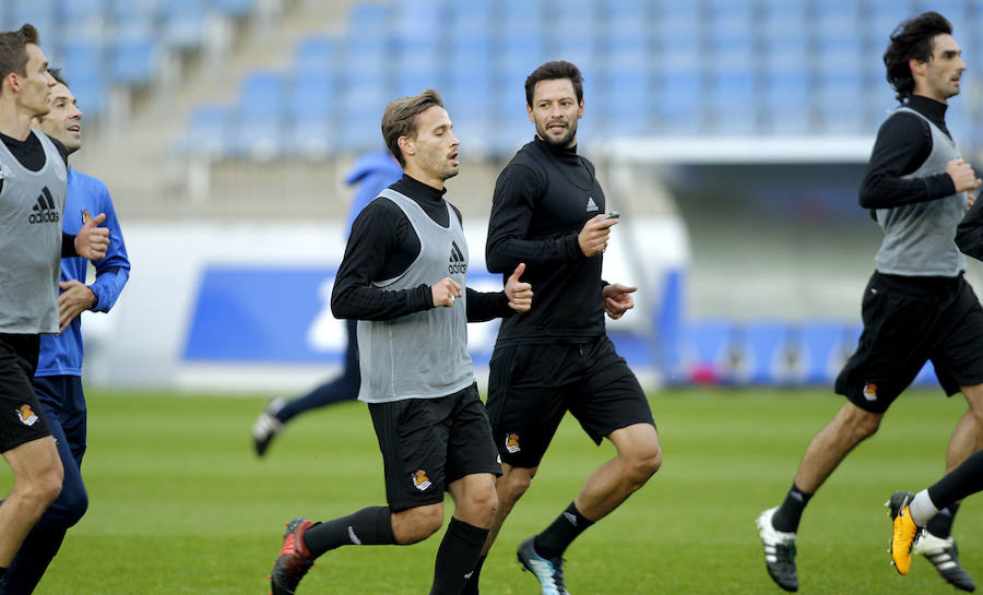 Tras dos días y medio de descanso, la Real Sociedad ha retomado en Zubieta los entrenamientos con una liviana sesión de apenas una hora de duración en la que han faltado los siete jugadores realistas concentrados con sus respectivas selecciones. Por el contrario, también se han ejercitado con el primer equipo los jugadores del Sanse Gorosabel y Gorostidi.