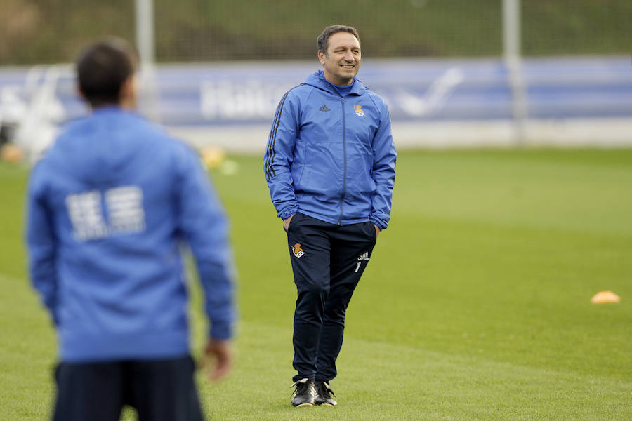 Tras dos días y medio de descanso, la Real Sociedad ha retomado en Zubieta los entrenamientos con una liviana sesión de apenas una hora de duración en la que han faltado los siete jugadores realistas concentrados con sus respectivas selecciones. Por el contrario, también se han ejercitado con el primer equipo los jugadores del Sanse Gorosabel y Gorostidi.