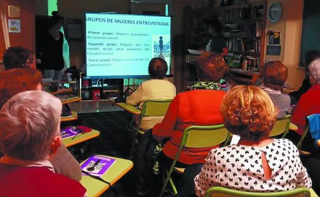 Un momento de la charla 'Desmitificando migraciones' ofrecida el jueves por miembros de Bidez Bide.