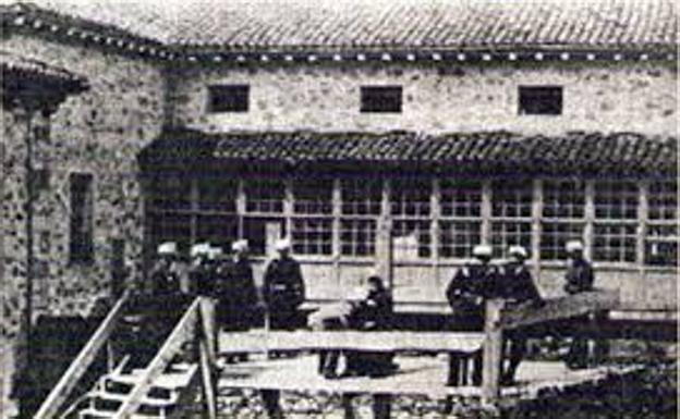 El improvisado cadalso que a toda prisa se había montado en el patio de la cárcel de Bergara en agosto de 1897.