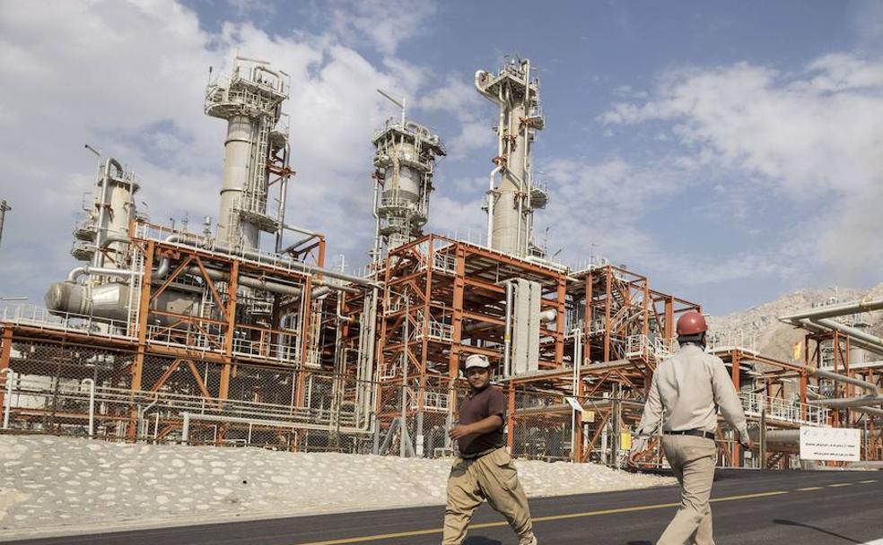 Trabajadores en una planta de gas iraní.