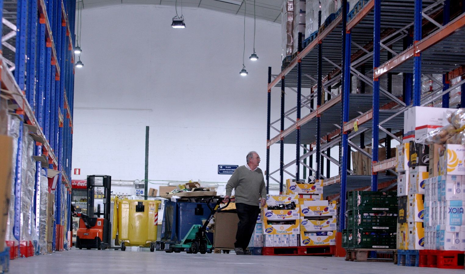 El almacen de Oiartzun luce a medio gas en vísperas de que se celebre la Gran Recogida de Alimentos