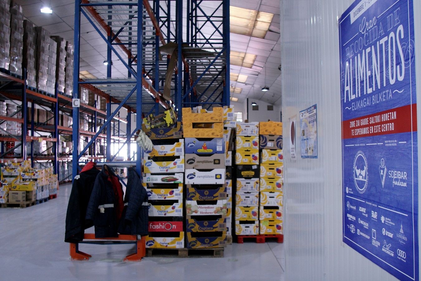 El almacen de Oiartzun luce a medio gas en vísperas de que se celebre la Gran Recogida de Alimentos