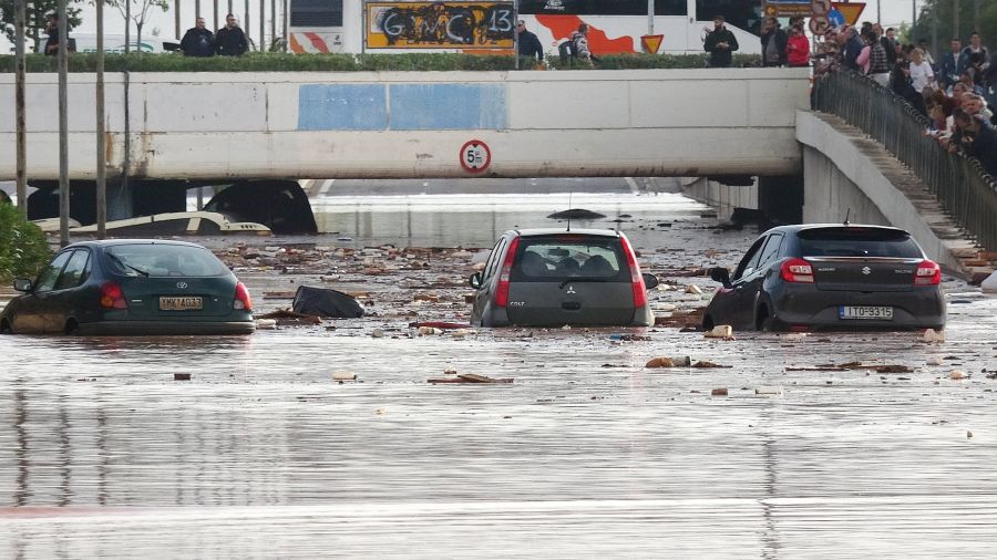 Al menos cuatro personas han muerto y otras tantas permanecen desaparecidas a causa de las lluvias torrenciales que han afectado este miércoles la parte occidental de Ática, la región capitalina de Grecia