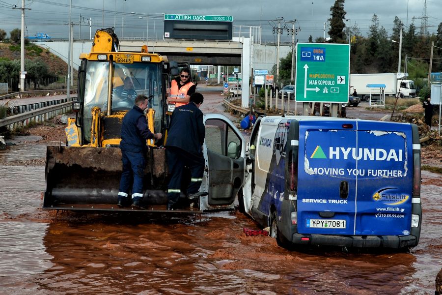 Al menos cuatro personas han muerto y otras tantas permanecen desaparecidas a causa de las lluvias torrenciales que han afectado este miércoles la parte occidental de Ática, la región capitalina de Grecia