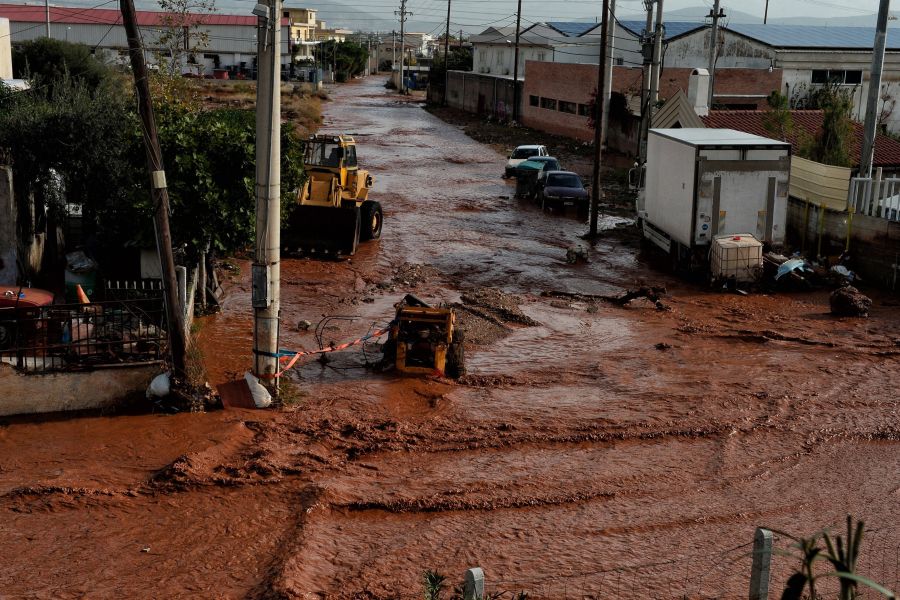 Al menos cuatro personas han muerto y otras tantas permanecen desaparecidas a causa de las lluvias torrenciales que han afectado este miércoles la parte occidental de Ática, la región capitalina de Grecia