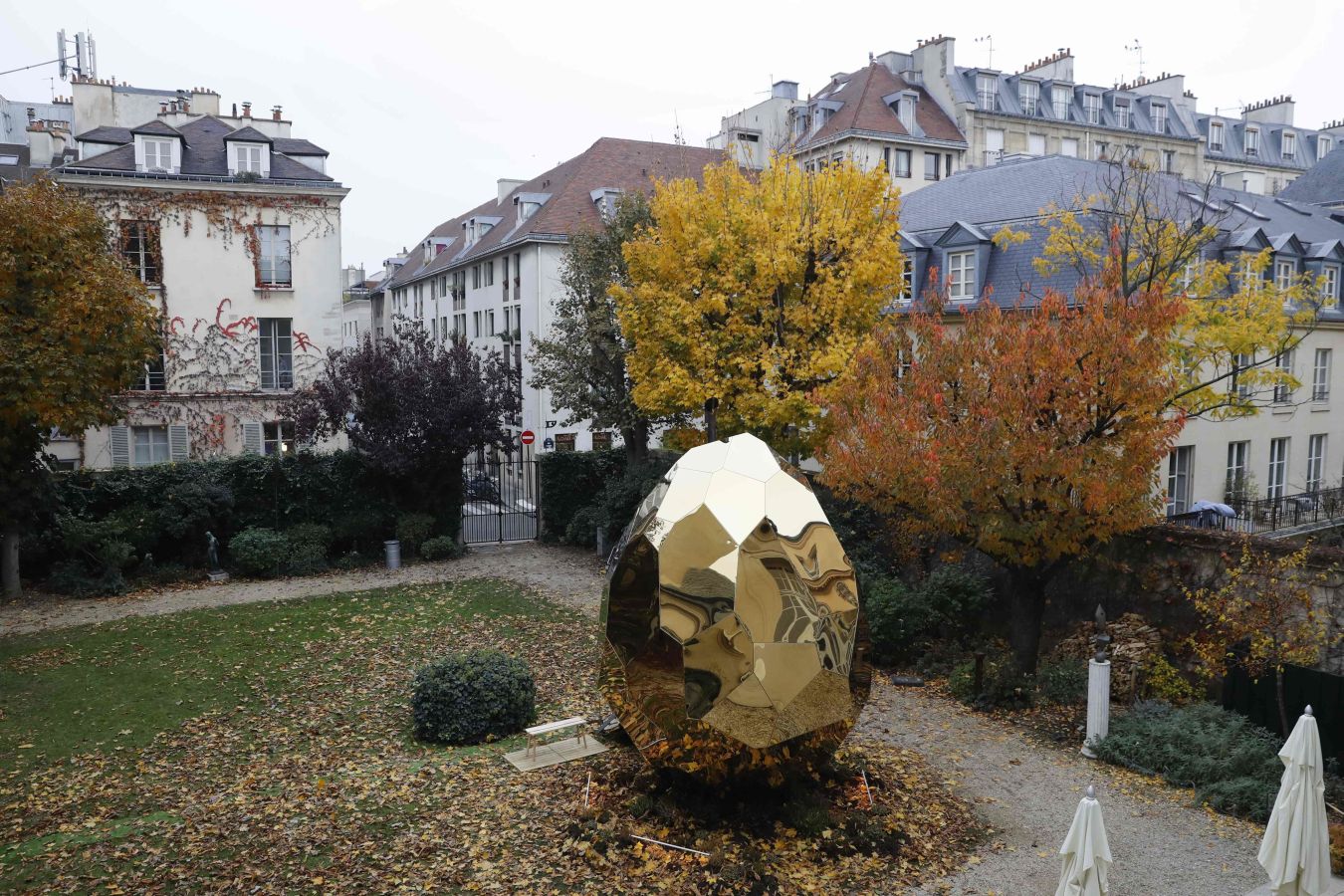 Una sauna en forma de huevo diseñada por los artistas Bigert y Bergström se puede disfrutar en el patio del instituto sueco en París. La exposición tiene como objetivo llamar la atención sobre el diseño, la arquitectura y la moda suecas en Francia