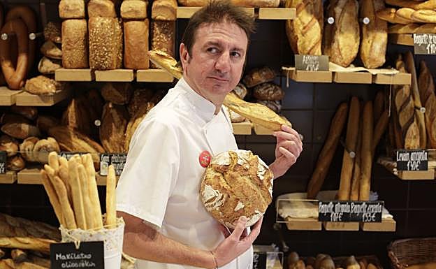 Txema Pascual, en una de las tiendas de Artepan en Vitoria. 