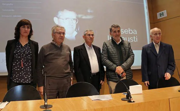 Ezkerretik eskuinera, Lorea Agirre, Paulo Agirrebaltzategi, Joseba Intxausti, Joan Mari Torrealdai eta Joxe Azurmendi.