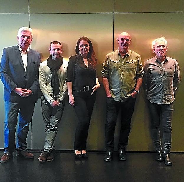Cinco de los protagonistas de 'Artxipielagoa'.
