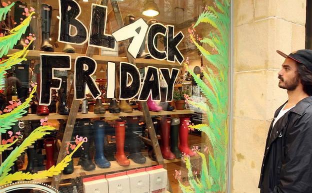 Las tiendas que se sumen al 'Black Friday' expondrán los carteles promocionales en sus escaparates para atraer a la clientela. 