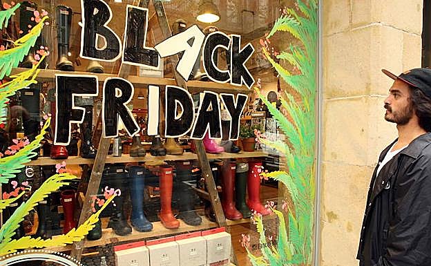 Las tiendas que se sumen al 'Black Friday' expondrán los carteles promocionales en sus escaparates para atraer a la clientela. 
