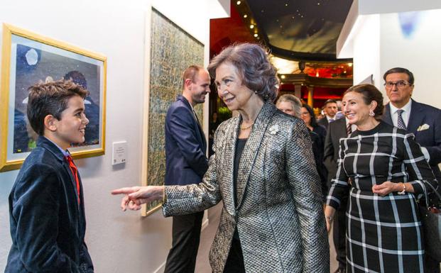 Mario Fernández, premio al talento más joven (i), la reina Sofía (c) y el presidente de la Fundación Vocento (d), Enrique de Ybarra. 