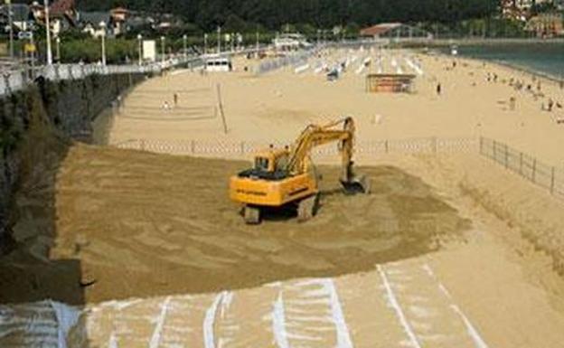 Licitada la aportación de 4.350 metros cúbicos de arena en la playa de Ondarreta