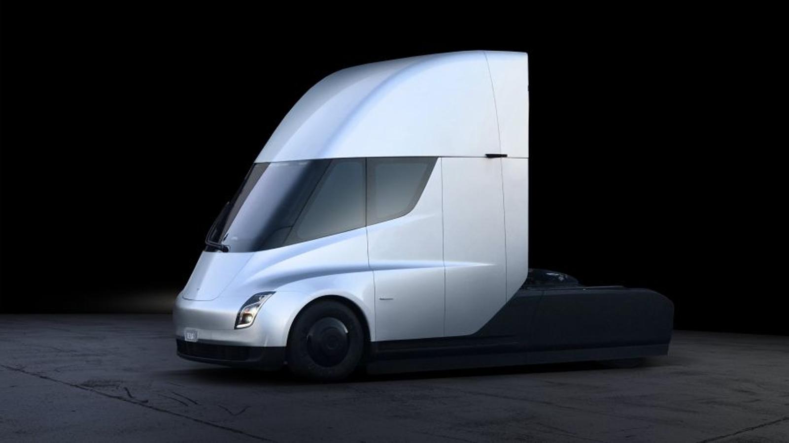 Elon Musk sorprende con un deportivo eléctrico con 1.000 km de autonomía | Sigue su plan de expansión por España con nueva tienda en Madrid