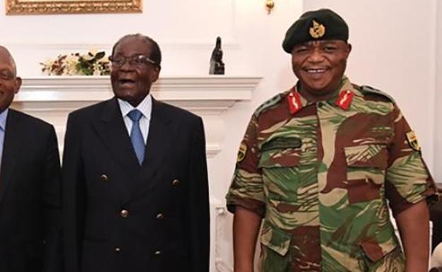 El presidente Robert Mugabe (i) junto al general Constantino Chiwenga.
